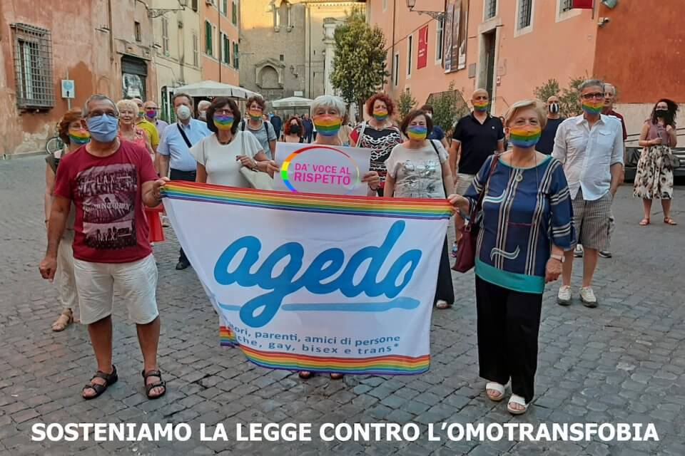 Agedo, flashmob romano a favore della legge contro l'omofobia per i genitori con figli LGBT - FOTO AGEDO VOCE RISPETTO - Gay.it