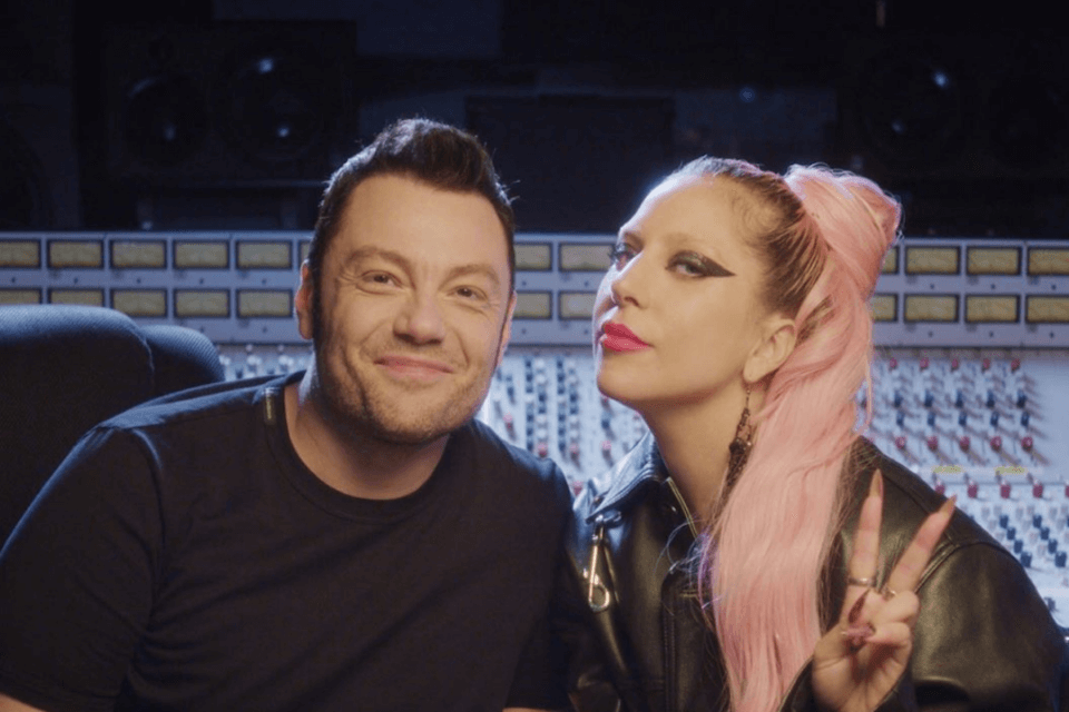 Lady Gaga intervistata da Tiziano Ferro: “Ho una vita bellissima ma soffro di depressione e ansia” – il video completo