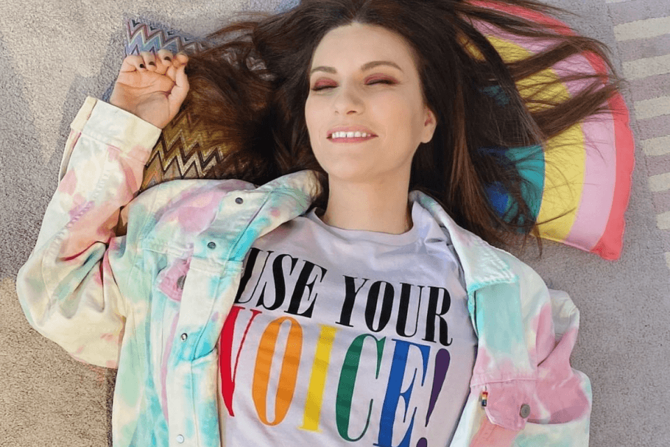 Laura Pausini celebra il Pride: “Amiamoci e basta, Amiamo chi vogliamo”