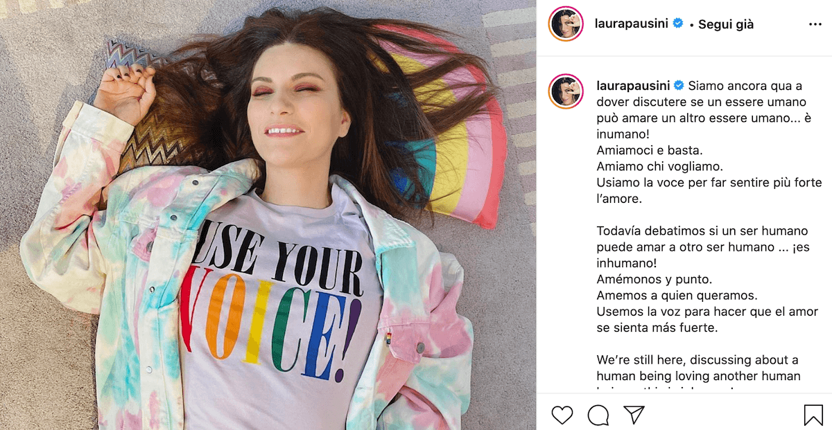 Laura Pausini celebra il Pride: "Amiamoci e basta, Amiamo chi vogliamo" - Laura Pausini sostiene il Pride Foto Socia - Gay.it