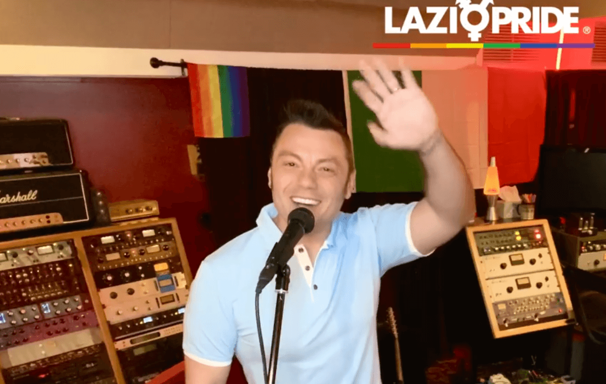 Tiziano Ferro canta al Global Pride 2020, il video: “agli amici italiani, a mio marito, a chi celebra gli stessi diritti”