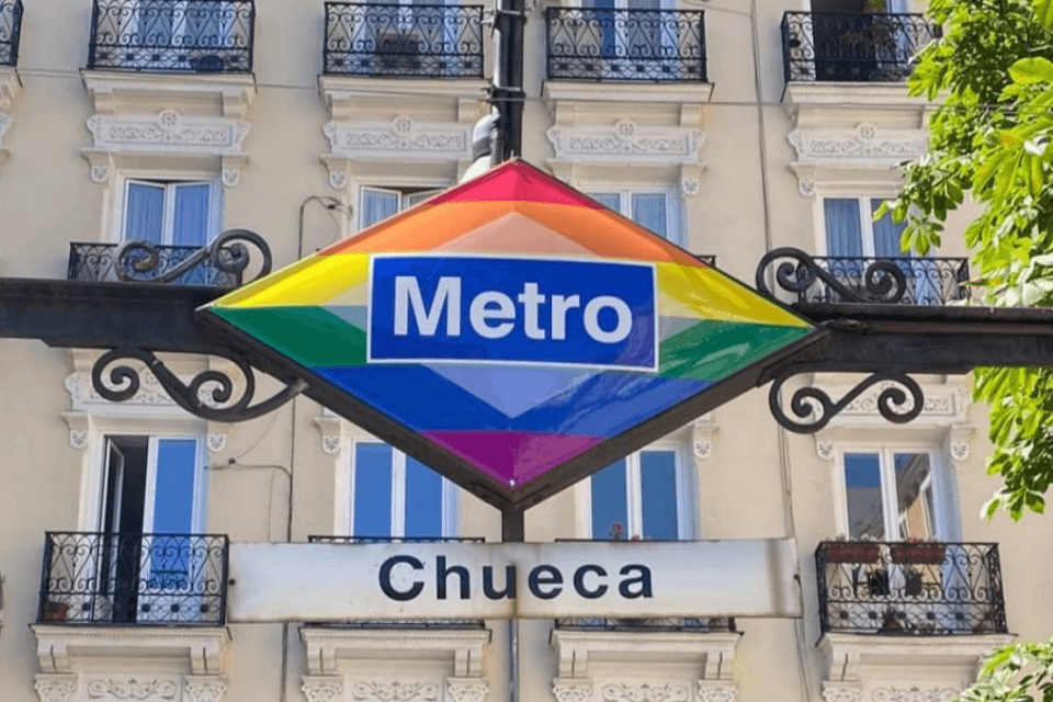 Chueca, aggressione transfobica nel cuore del quartiere LGBT di Madrid: "Fott*to fr*cio, non sei una donna" - Madrid la fermata Chueca rimarrà arcobaleno per sempre - Gay.it