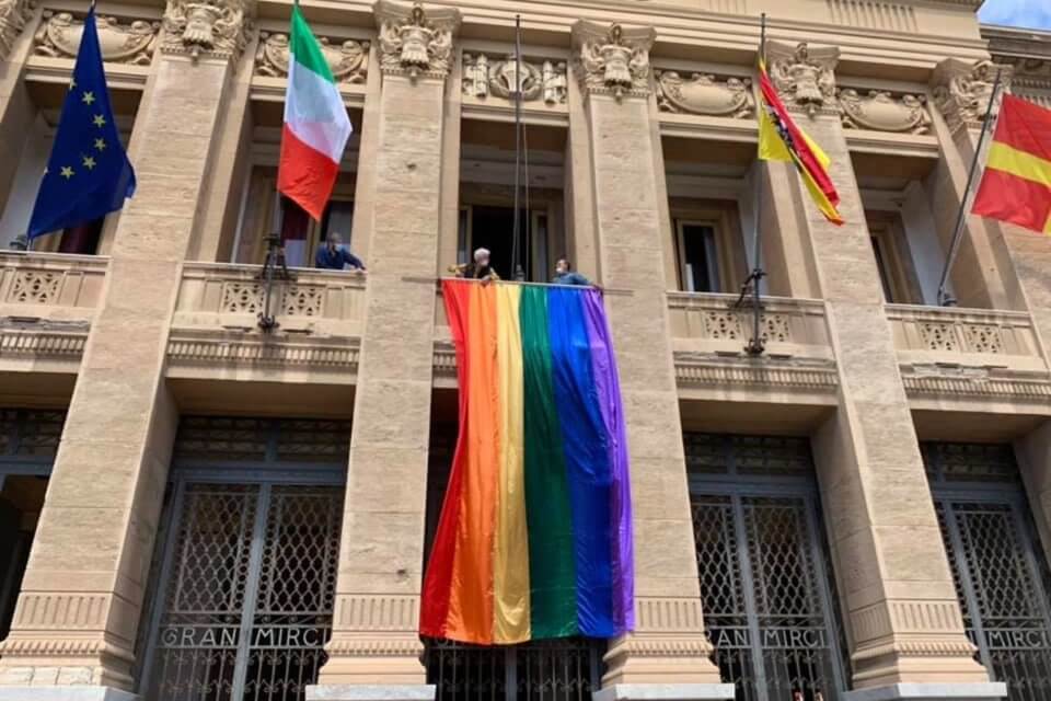 Messina, bandierone rainbow al Municipio per celebrare lo Stretto Pride 2020 cancellato dal Covid-19 - Messina pride - Gay.it