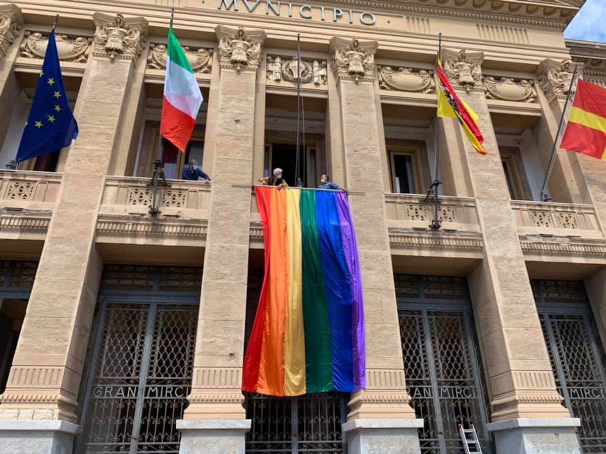 Messina, bandierone rainbow al Municipio per celebrare lo Stretto Pride 2020 cancellato dal Covid-19