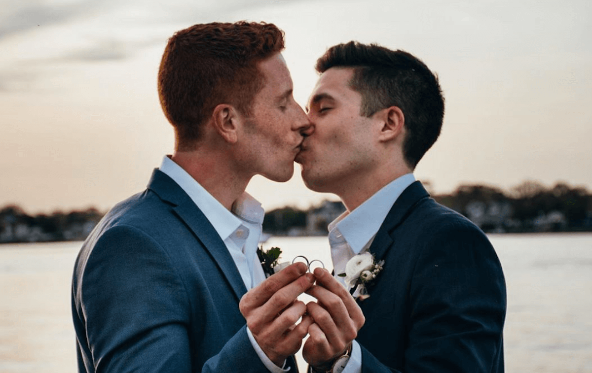 Mike e Alec, sposi felici (e mascherati) ai tempi del Covid-19 – le foto