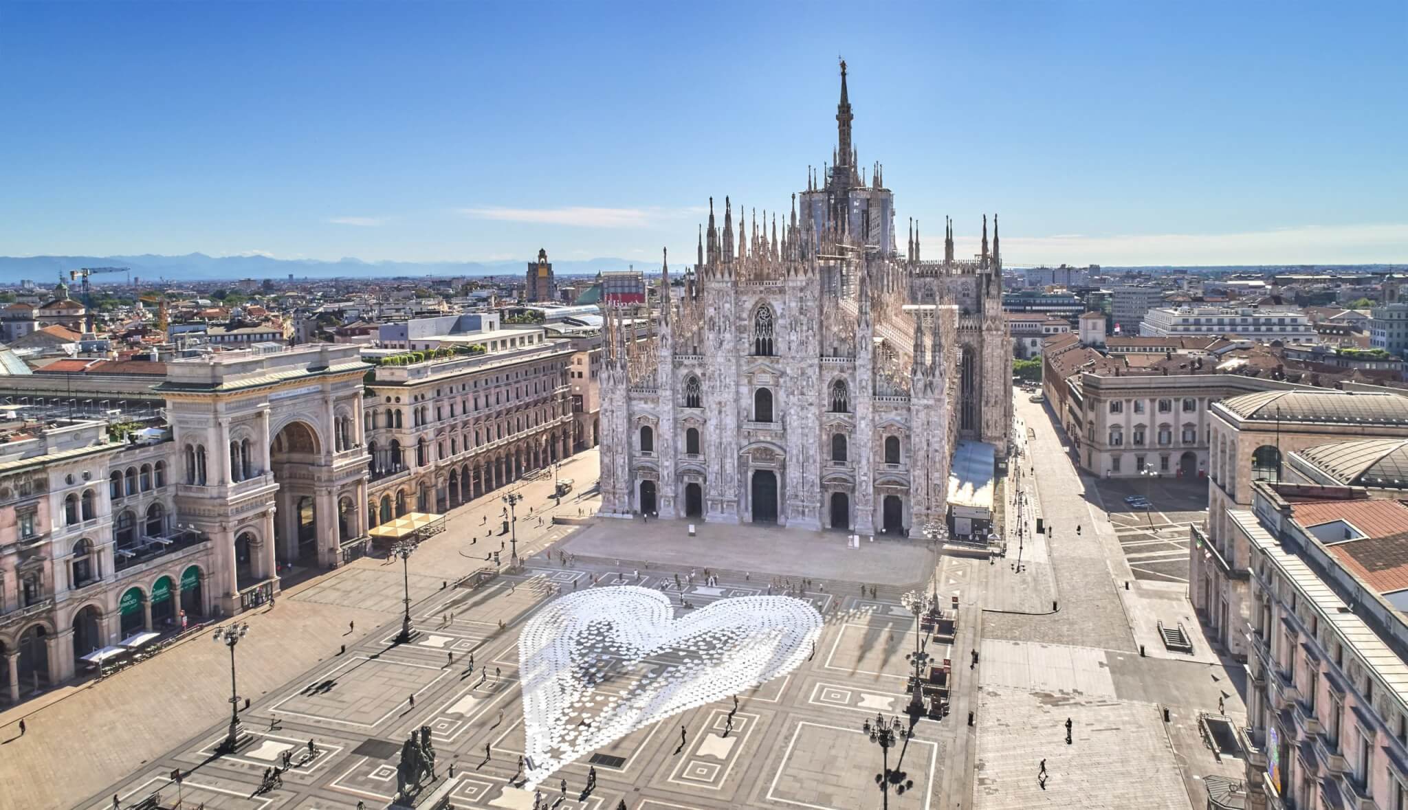 Milano Pride 2020, la bandiera arcobaleno come fiamma olimpica del movimento LGBT+ - VIDEO - Milano Pride 2020 Installazione di Angelo Cruciani Photo by Manuel Scrima 4 scaled - Gay.it