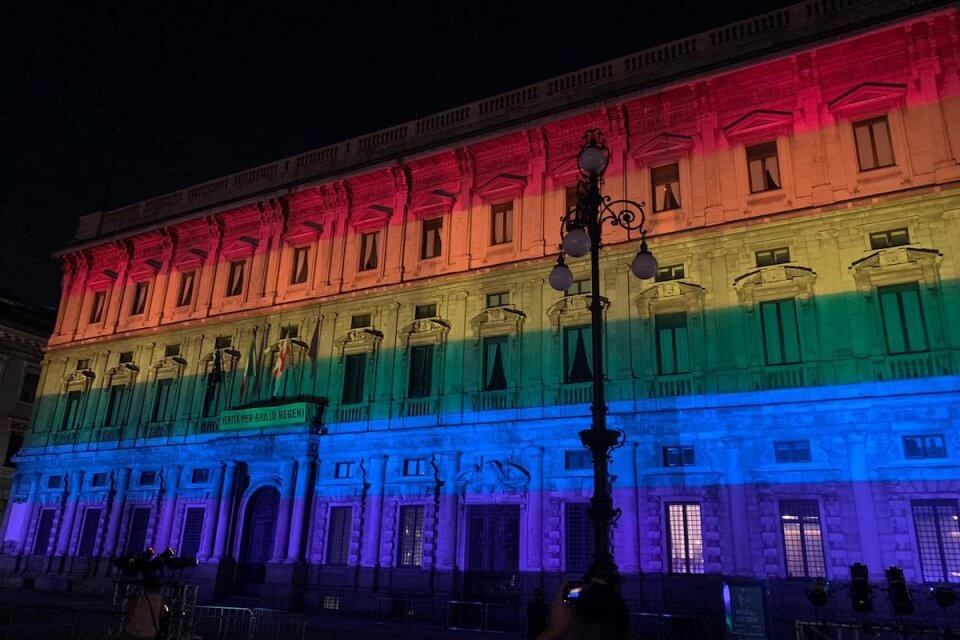 Milano Pride 2021, Palazzo Marino diventa arcobaleno con il sostegno concreto di 5 aziende tech - Milano Pride 2020 Palazzo Marino finalmente arcobaleno - Gay.it