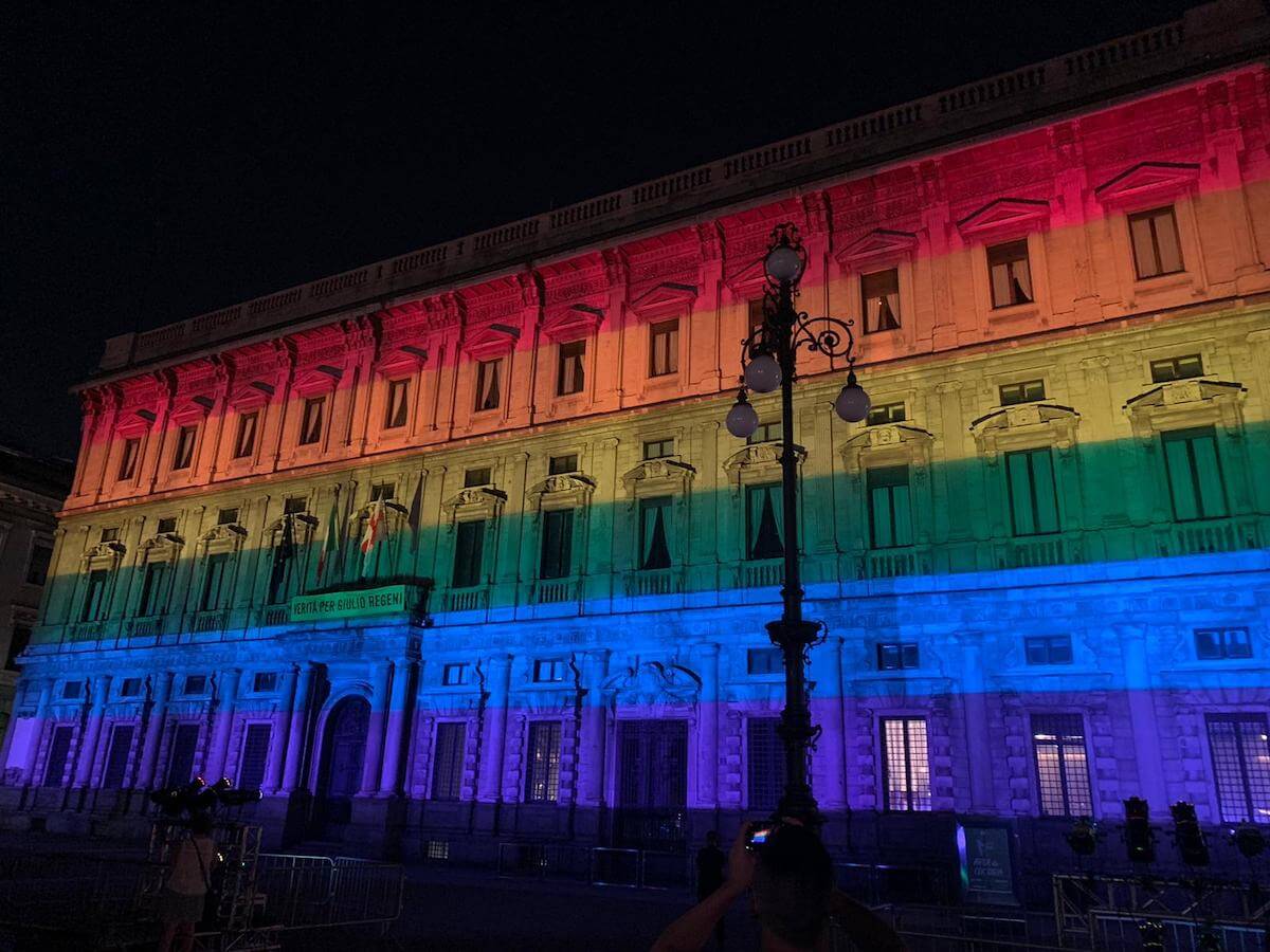 Milano Pride 2020, Palazzo Marino finalmente arcobaleno – la foto