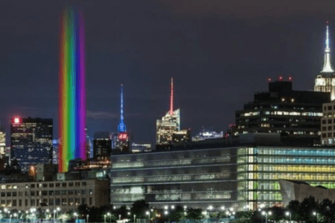 New York, un grattacielo di luci arcobaleno per celebrare il Pride e i 51 anni di Stonewall - New York un grattacielo di luci arcobaleno per celebrare il Pride e i 51 anni di Stonewall - Gay.it