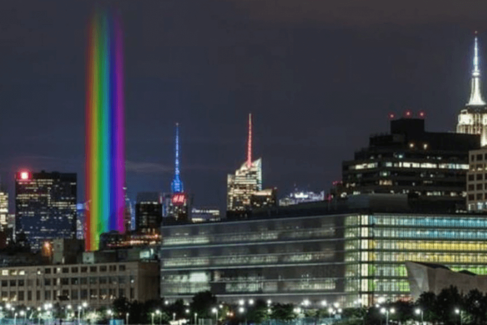 New York, un grattacielo di luci arcobaleno per celebrare il Pride e i 51 anni di Stonewall