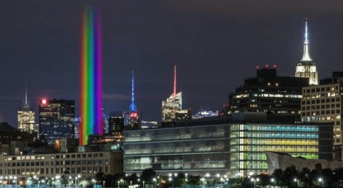 New York, un grattacielo di luci arcobaleno per celebrare il Pride e i 51 anni di Stonewall