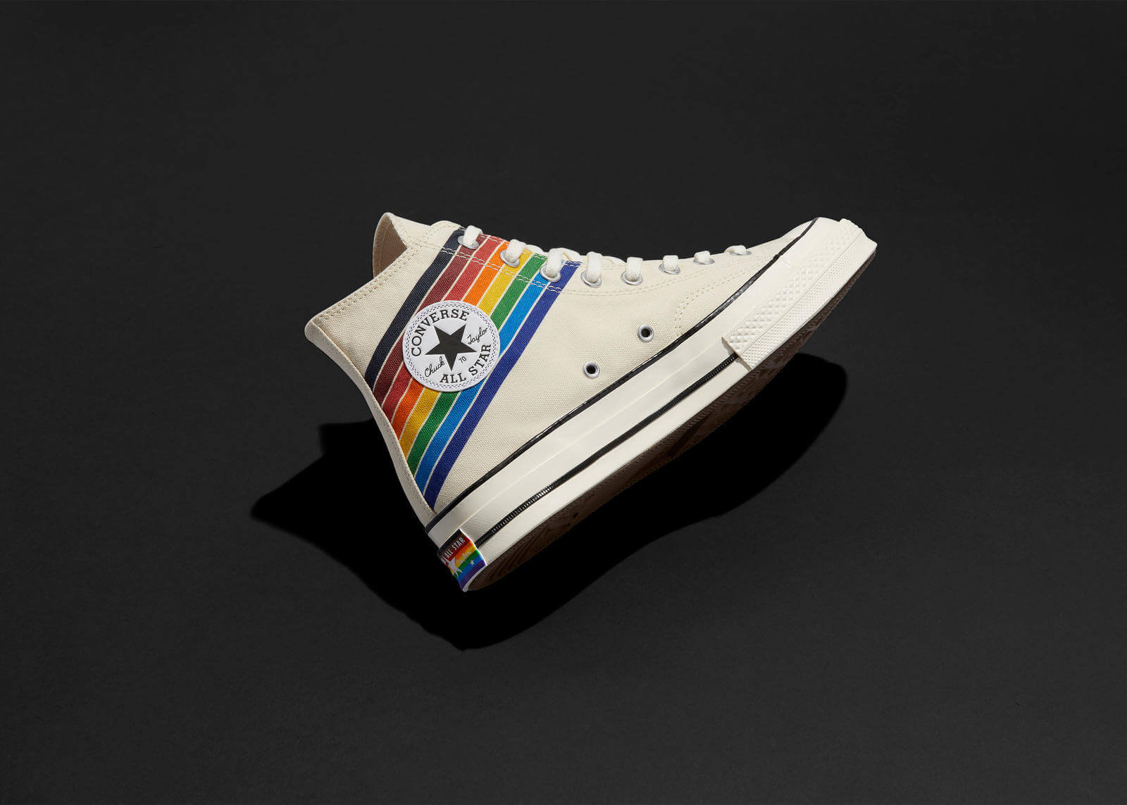 Pride Month: 5 capi a tema rainbow da sfoggiare questo mese - NikeNews ConversePride2020 SU20 Pride Custom Chuck70 White 1 rectangle 1600 - Gay.it