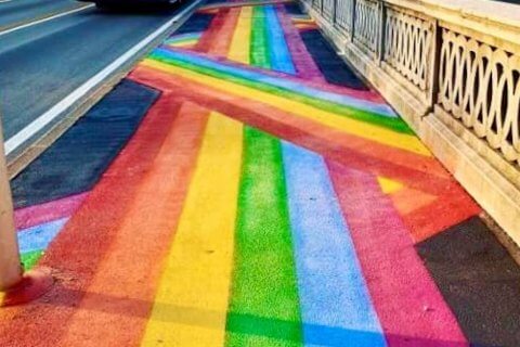 Padova, strade dipinte d'arcobaleno per celebrare il Pride - Padova strade dipinte d’arcobaleno per celebrare il Pride cover - Gay.it