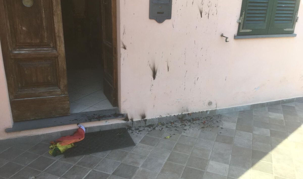 Pisa, bruciata bandiera arcobaleno appesa alla finestra di una coppia di papà: “Atto intimidatorio”