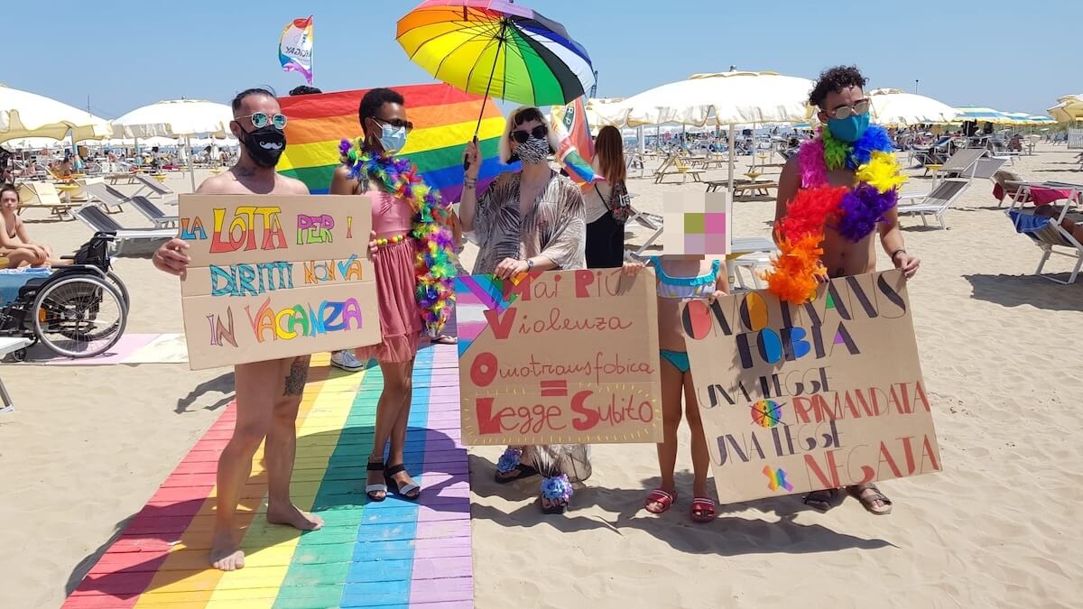 Rimini, un mini-Pride in spiaggia a sostegno della legge contro l’omotransfobia