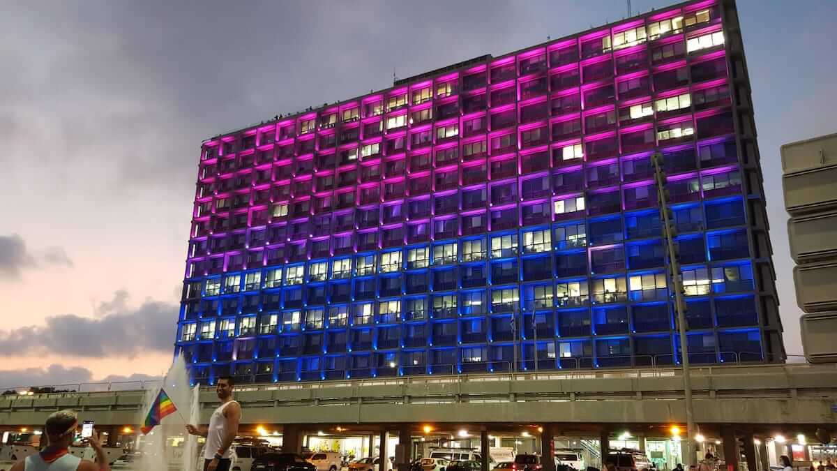 Tel Aviv, la sede del comune celebra il Pride con i colori della bandiera arcobaleno, bisex e trans - foto - Tel Aviv la sede del comune celebra il Pride con i colori della bandiera arcobaleno bisex e trans - Gay.it