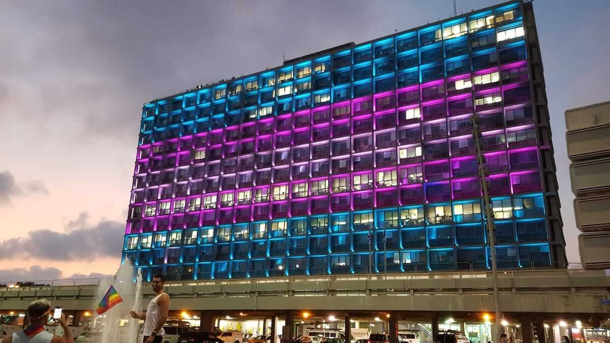 Tel Aviv, la sede del comune celebra il Pride con i colori della bandiera arcobaleno, bisex e trans - foto - Tel Aviv la sede del comune celebra il Pride con i colori della bandiera arcobaleno e transgender 2 - Gay.it