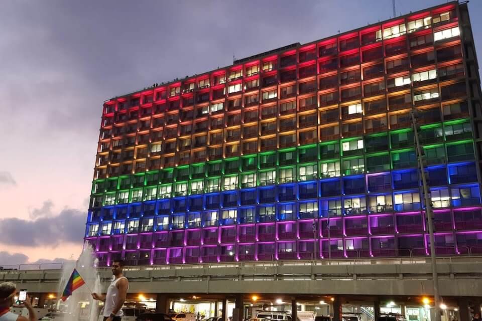 Tel Aviv, la sede del comune celebra il Pride con i colori della bandiera arcobaleno, bisex e trans - foto - Tel Aviv la sede del comune celebra il Pride con i colori della bandiera arcobaleno e transgender - Gay.it
