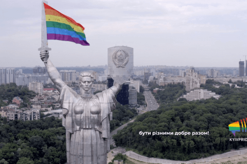 Ucraina, attivisti LGBT issano bandiera arcobaleno sulla Statua della Madre Patria di Kiev - il video - Ucraina attivisti LGBT issano bandiera rainbow sulla Statua della Patria di Kiev il video - Gay.it
