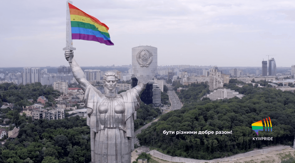 I 10 omotransfobici internazionali del 2021 - Ucraina attivisti LGBT issano bandiera rainbow sulla Statua della Patria di Kiev il video - Gay.it