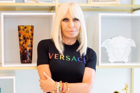 Versace lancia Capsule Collection a sostegno della comunità LGBTQ+: parte del ricavato andrà ad Arcigay - Versace - Gay.it