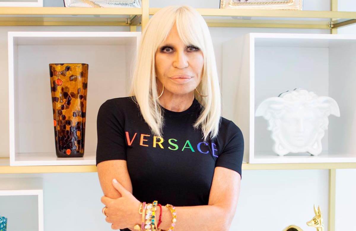 Versace lancia Capsule Collection a sostegno della comunità LGBTQ+: parte del ricavato andrà ad Arcigay