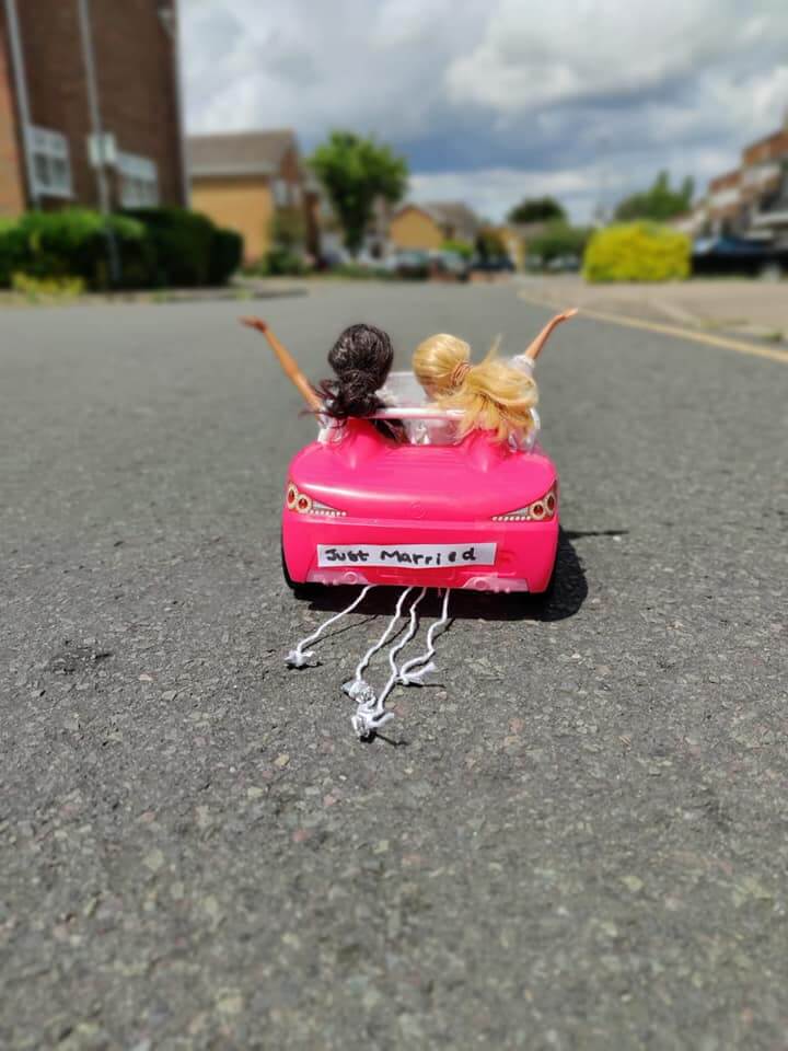 Ragazzine organizzano un matrimonio egualitario tra due Barbie (officiato da Geri Halliwell), le foto sono virali - barbie 6 - Gay.it