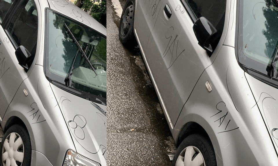 Bolzano, gli devastano l’auto con scritte e disegni omofobi