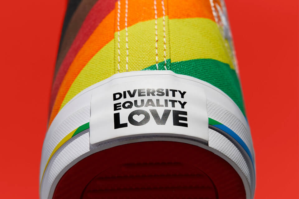 Pride Month: 5 capi a tema rainbow da sfoggiare questo mese - converse pride collection - Gay.it