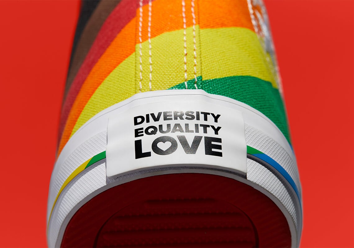 Pride Month: 5 capi a tema rainbow da sfoggiare questo mese
