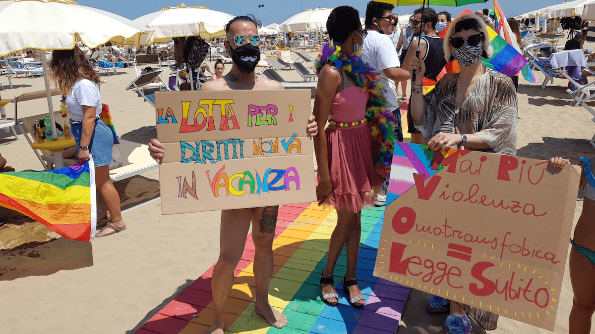 Rimini, un mini-Pride in spiaggia a sostegno della legge contro l'omotransfobia - image2 - Gay.it