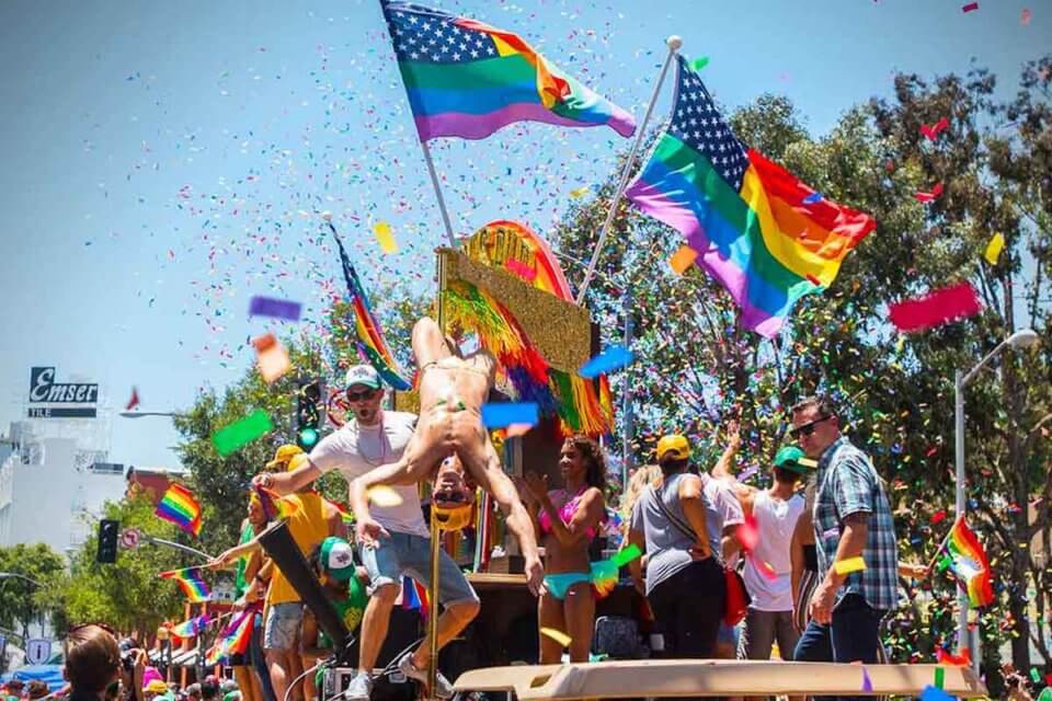 Los Angeles, il Pride si fa e diventa marcia pacifica di protesta contro il razzismo