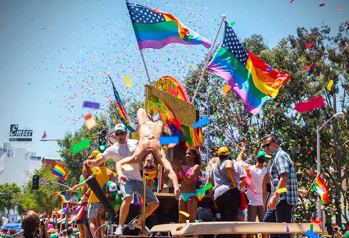 Los Angeles, il Pride si fa e diventa marcia pacifica di protesta contro il razzismo
