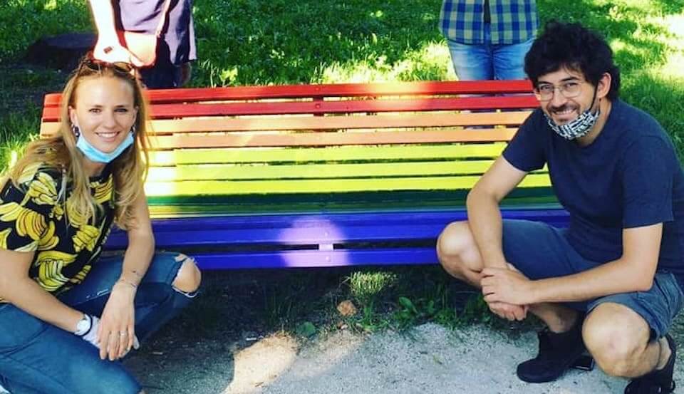 Milano, ecco le panchine arcobaleno per celebrare il Pride e dire basta alle discriminazioni e all'omotransfobia - milano panchine arcobaleno - Gay.it