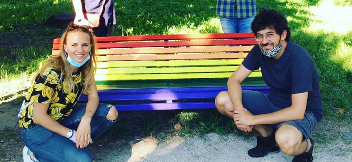 Milano, ecco le panchine arcobaleno per celebrare il Pride e dire basta alle discriminazioni e all’omotransfobia