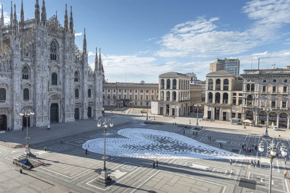 Milano Pride 2020, installazione in Piazza Duomo: "riempite i cuori con parole che parlano di diritti e di uguaglianza" - milano pride cuori bianchi - Gay.it