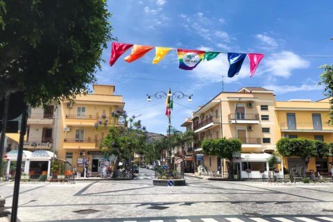 Oliveri si tinge di arcobaleno per il Pride Month: "per un paese in cui nessuno si senta emarginato o intimidito" - oliveri gay - Gay.it