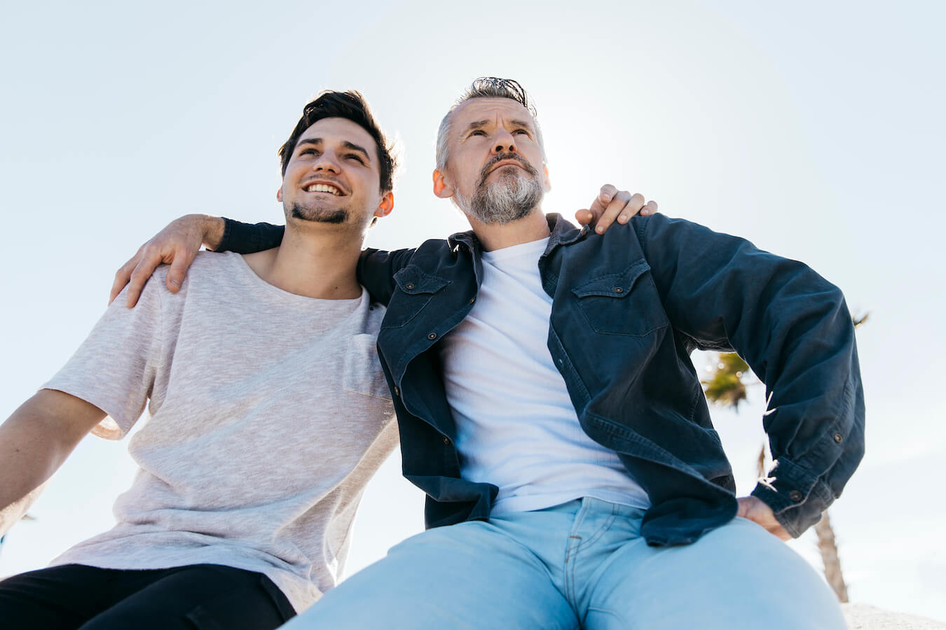 La madre fa pressione al figlio affinché faccia coming out con il padre omofobo