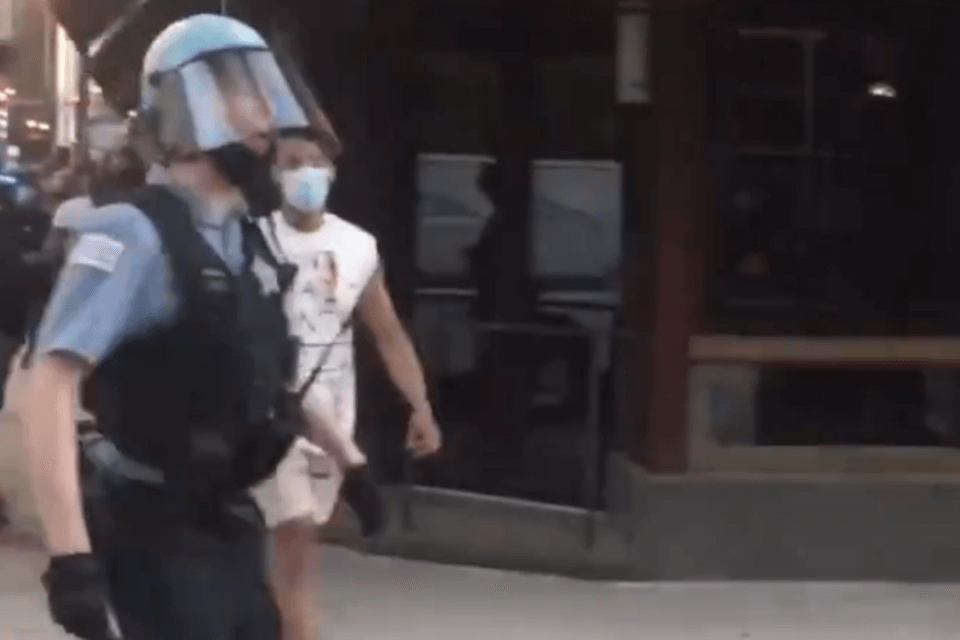 Agente di polizia a manifestante: “Fott*to fr*cio” – il video