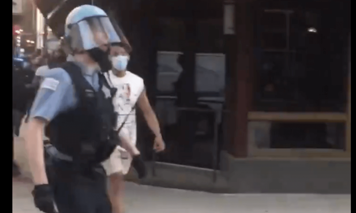 Agente di polizia a manifestante: “Fott*to fr*cio” – il video