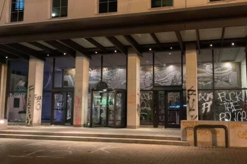 L'America è in fiamme, devastato edificio di un'associazione LGBT: "ricostruiremo continuando a lottare" - pride work - Gay.it