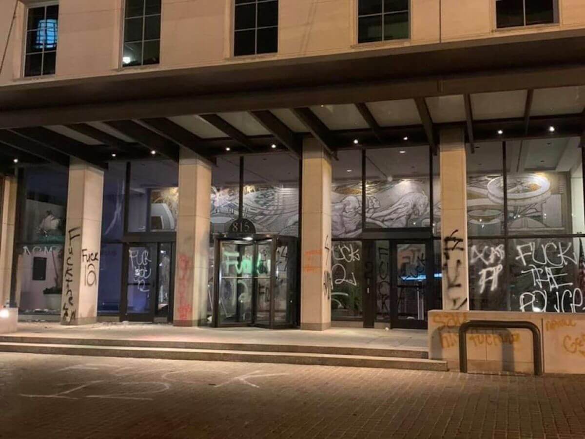 L’America è in fiamme, devastato edificio di un’associazione LGBT: “ricostruiremo continuando a lottare”