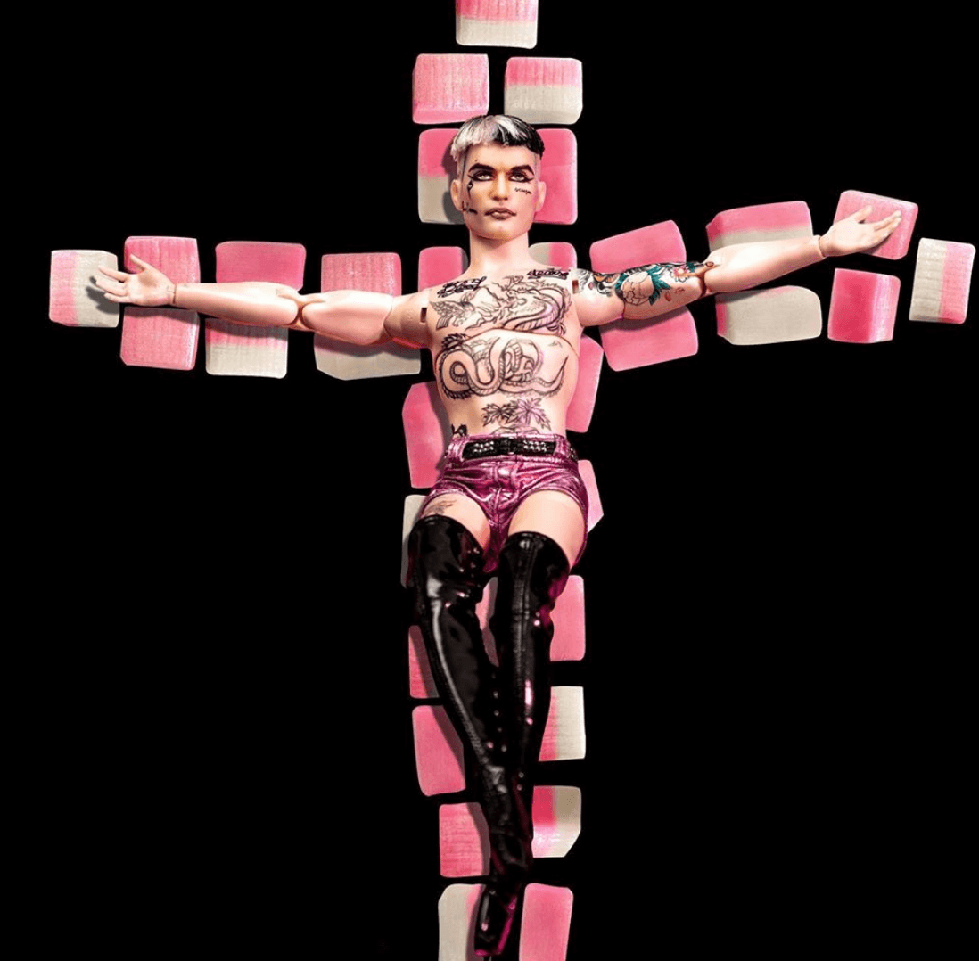 Magia 2000, intervista agli autori della bambola Achille Lauro: "Un hobby che si è trasformato in un lavoro" - Achille Lauro 2 - Gay.it