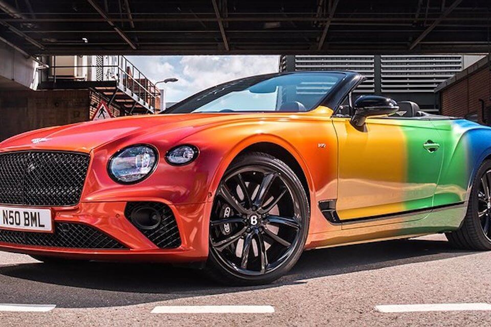 Bentley celebra il Pride con una Continental GT rainbow da 250.000 dollari - Bentley celebra il Pride con una Continental GT rainbow da 250.000 dollari - Gay.it