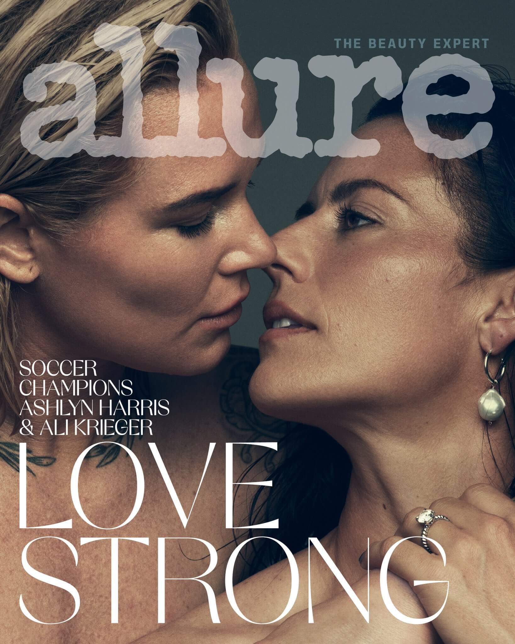 Ali Krieger e Ashlyn Harris, bellissimo bacio d'amore sulla cover di Allure per le due calciatrici USA - Ec4uVjRWkAwHcyK 1 - Gay.it