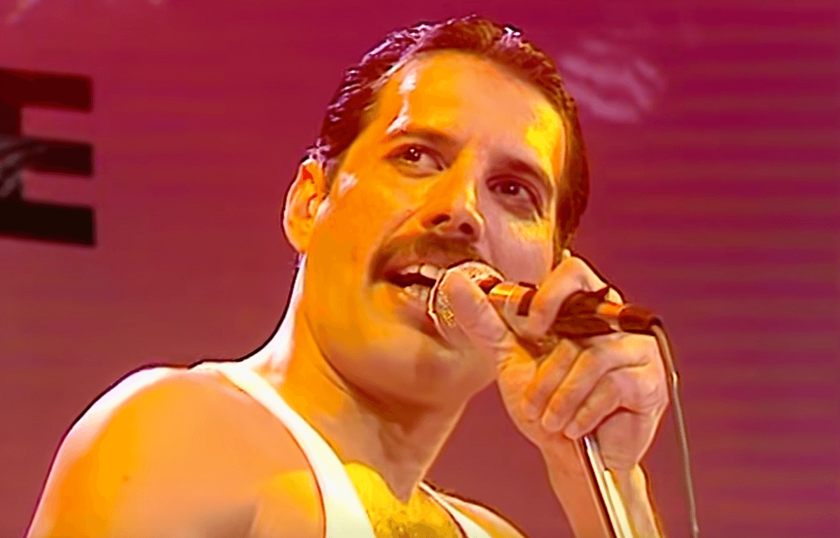 Queen, 37 anni fa l’epocale live di  Freddie Mercury al Live Aid – VIDEO