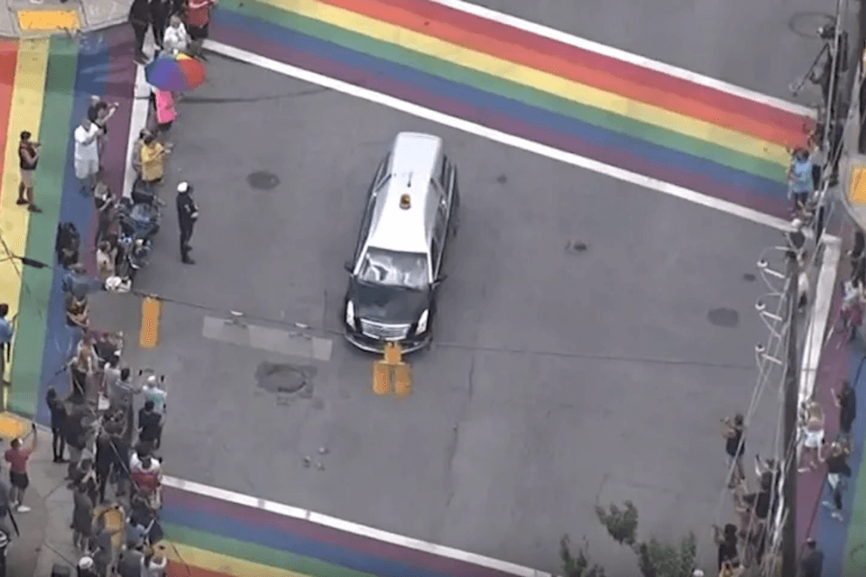 John Lewis, il corteo funebre si ferma tra le strisce pedonali rainbow di Atlanta per rendergli omaggio - John Lewis - Gay.it