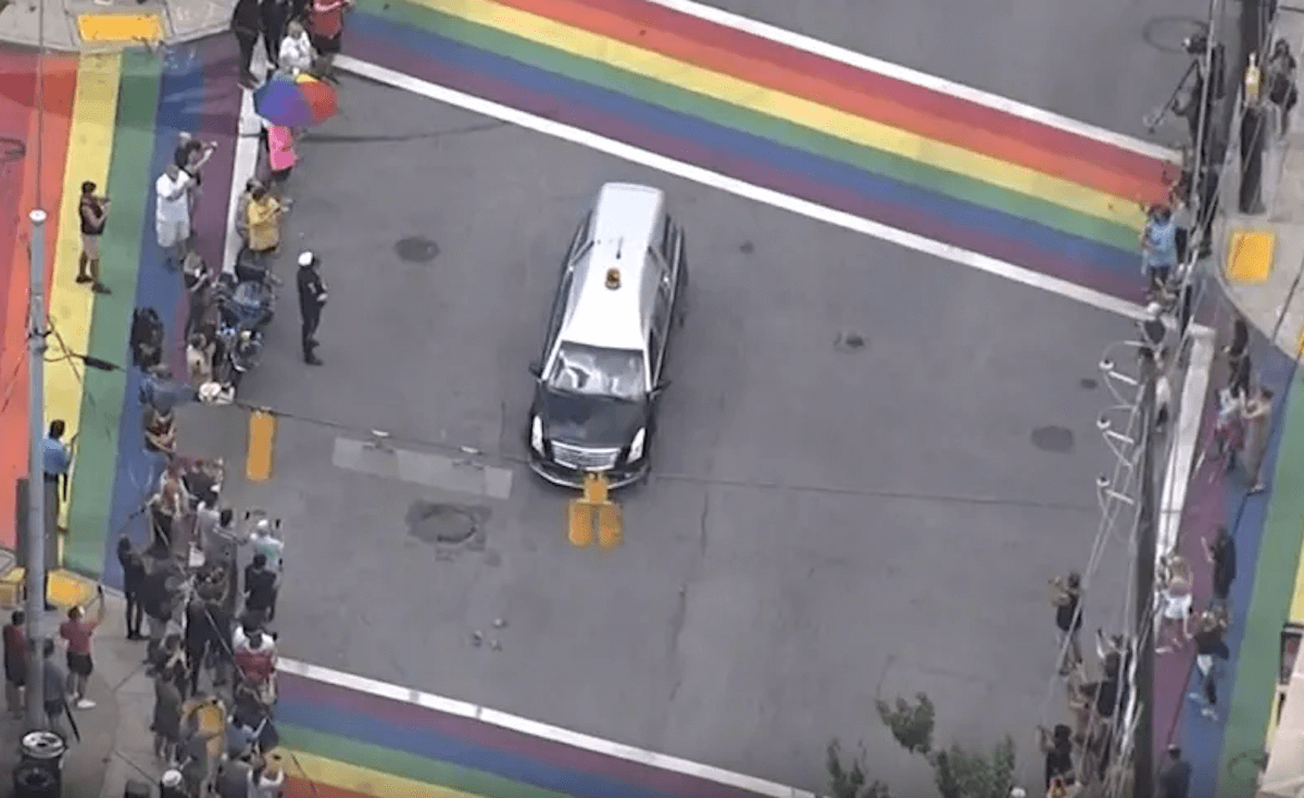 John Lewis, il corteo funebre si ferma tra le strisce pedonali rainbow di Atlanta per rendergli omaggio