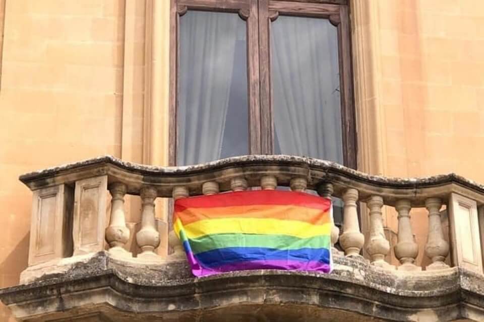 Lecce, le Sentinelle in piazza contro il DDL Zan e il comune espone la bandiera arcobaleno - Lecce le Sentinelle in piazza contro il DDL Zan e il comune espone la bandiera arcobaleno - Gay.it
