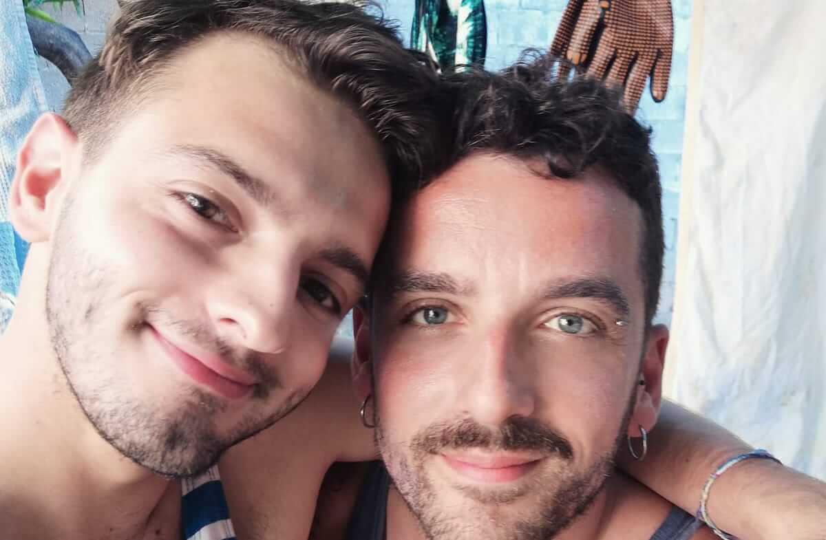Salerno, coppia gay separata in discoteca per un bacio: “Decine di altre coppie si abbracciavano, siamo disgustati”